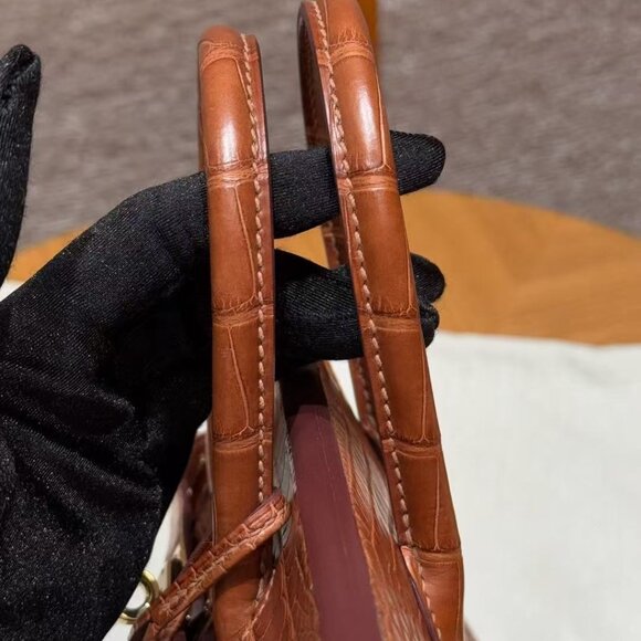 Classic Hermes Bag: A Stylish and Versatile Choice for Elegance - Picture 6 of 6